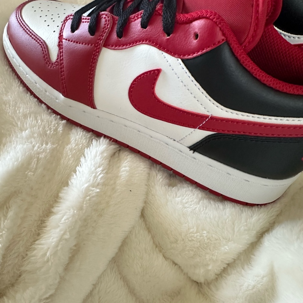 NWT AIR JORDAN 1 LOW GS 6.5 Youth🏀🏀🏀❤️🖤❤️🖤 - Picture 5 of 16